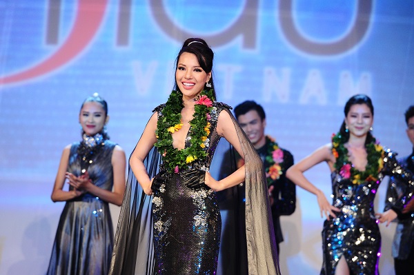 Khả Trang rạng rỡ trong phút đăng quang giải vàng Siêu mẫu Việt Nam 2015. Ảnh: Lý Võ Phú Hưng.